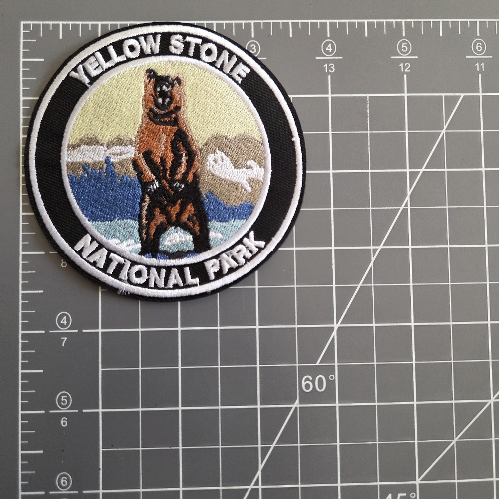 Grizzly Bear Yellowstone National Park Vintage 90s Embroidered Patch. - Picture 2 of 2